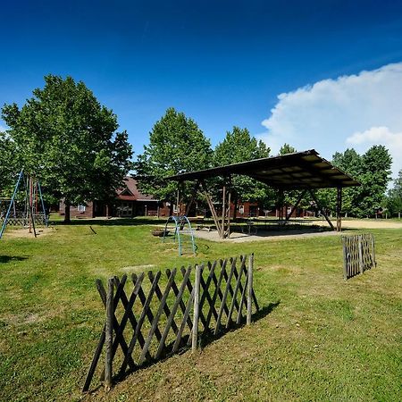 Oliver Inn Camping Balatonlelle Esterno foto